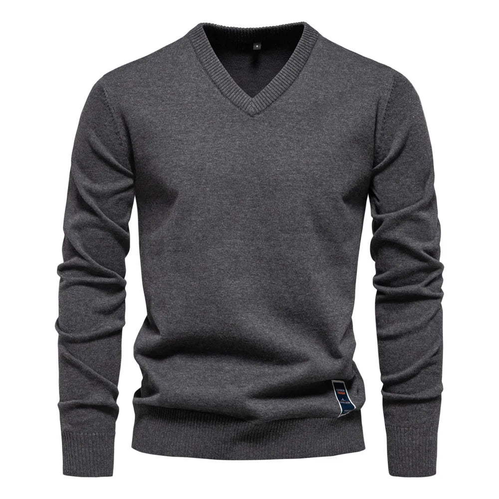 Veelzijdige V-hals trui voor heren, comfortabel en geschikt voor diverse mannenmode stijlen. Gebreid.