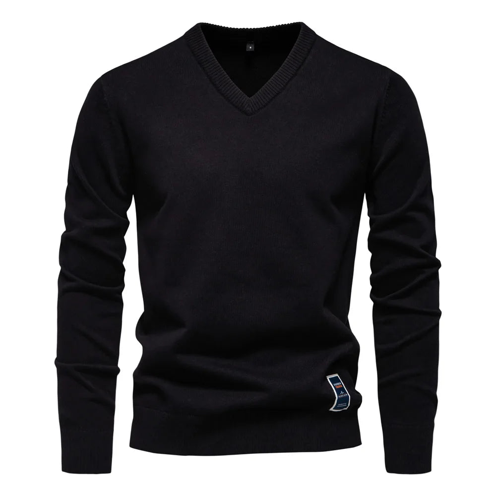 Heren V-hals trui met tijdloze elegantie, comfortabel en perfect voor smart casual mannenmode. Winterklaar.