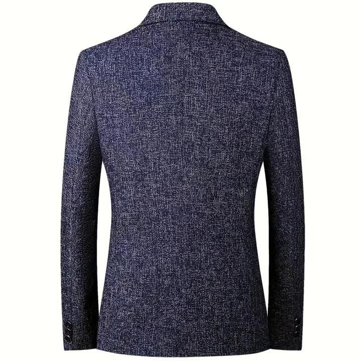 "Elegante herenblazer in marineblauw met klassieke revers en getailleerd silhouet, ideaal voor elke gelegenheid."