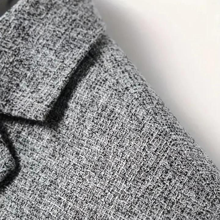 "Elegante herenblazer in marineblauw met klassieke revers en getailleerd silhouet, ideaal voor elke gelegenheid."