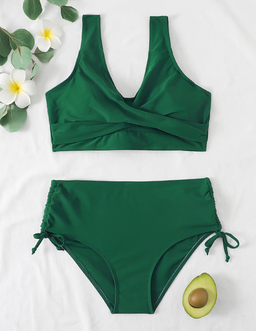 "Elegante Ibiza Luxe bikini set met overslagtop en high-waist broekje in stijlvolle kleuren, perfect voor stranddagen."
