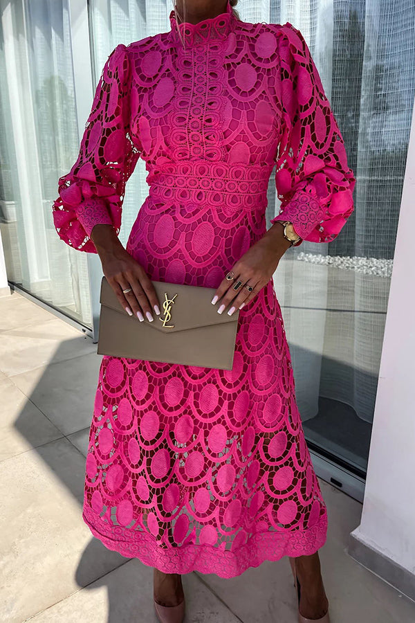 "Elegante kanten jurk met statement mouwen, slim fit, geschikt voor chique evenementen, verfijnd en flatterend ontwerp."