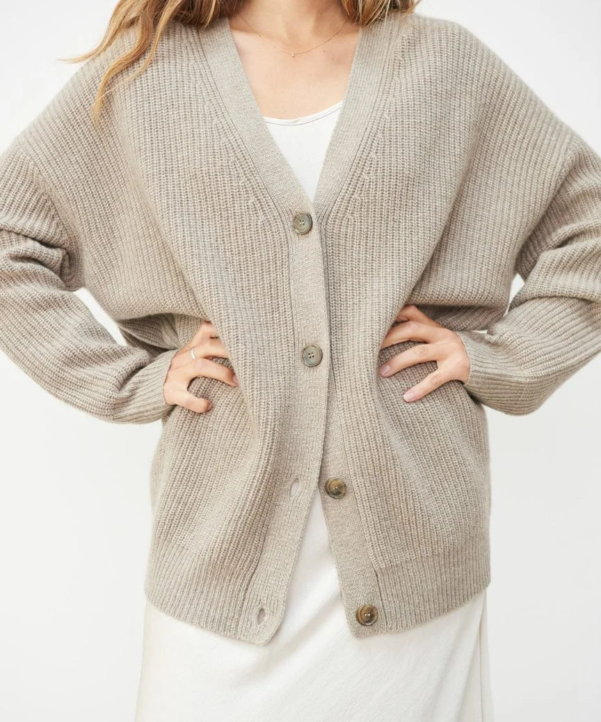 "Elegante kasjmier cardigan met lange mouwen, V-hals en open voorkant, ideaal voor herfst/winter. Stijlvol en tijdloos ontwer