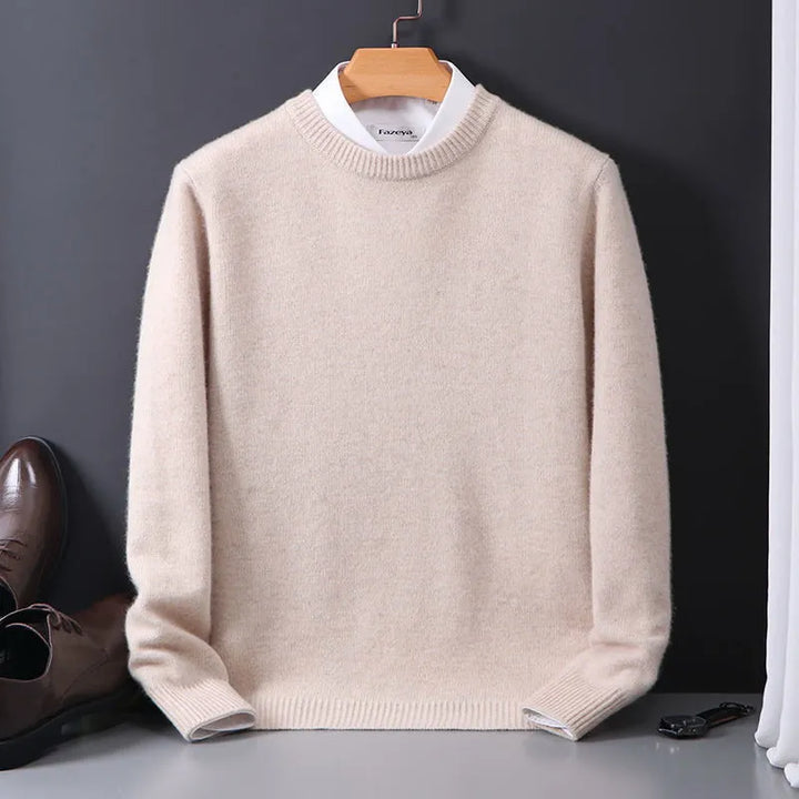 "Elegante kasjmier trui voor heren, tijdloze stijl, zachte textuur, slank silhouet, ideaal voor elke gelegenheid."