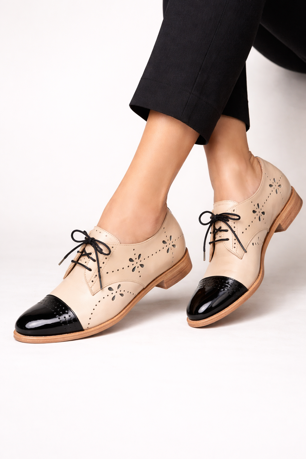Elegante khaki dames veterschoenen in Oxford stijl, ideaal voor werk of casual comfort. Nette lente/zomer schoenen.