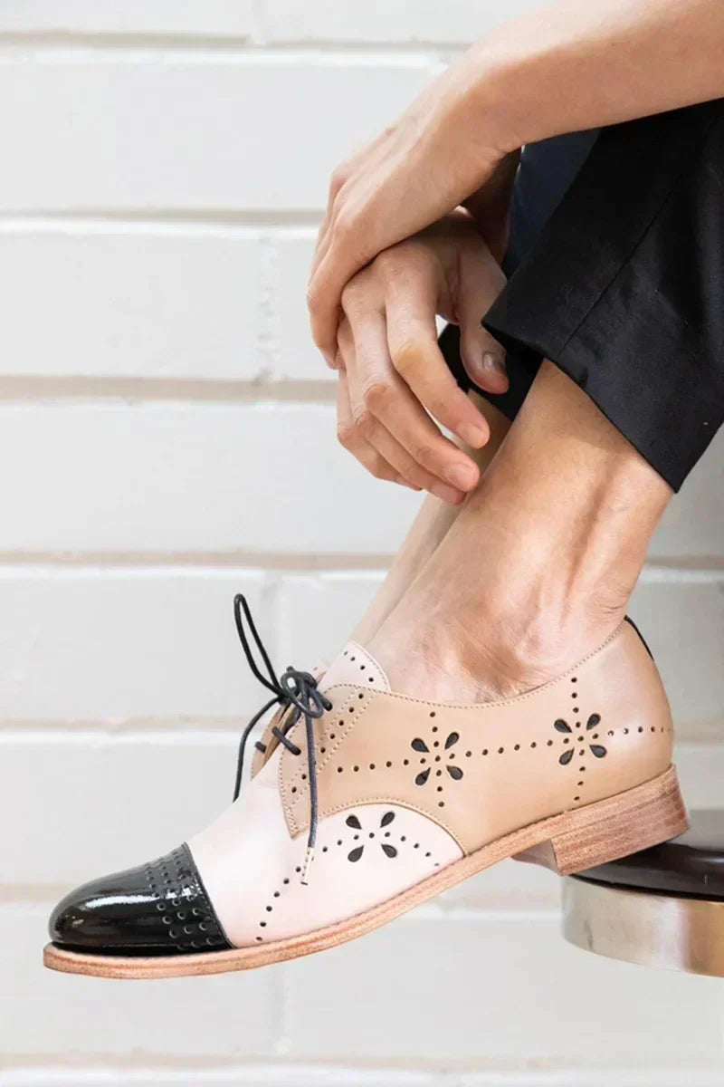 Khaki dames Oxford veterschoenen. Elegante en comfortabele nette schoenen, geschikt als werkschoenen of casual outfit.