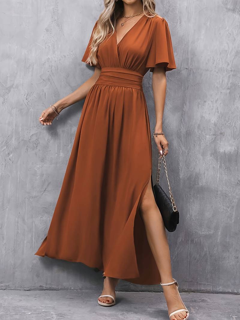 Vrouwelijke lange zomerjurk met een elegante hoge split. Comfortabele casual lente jurk voor een romantische look.