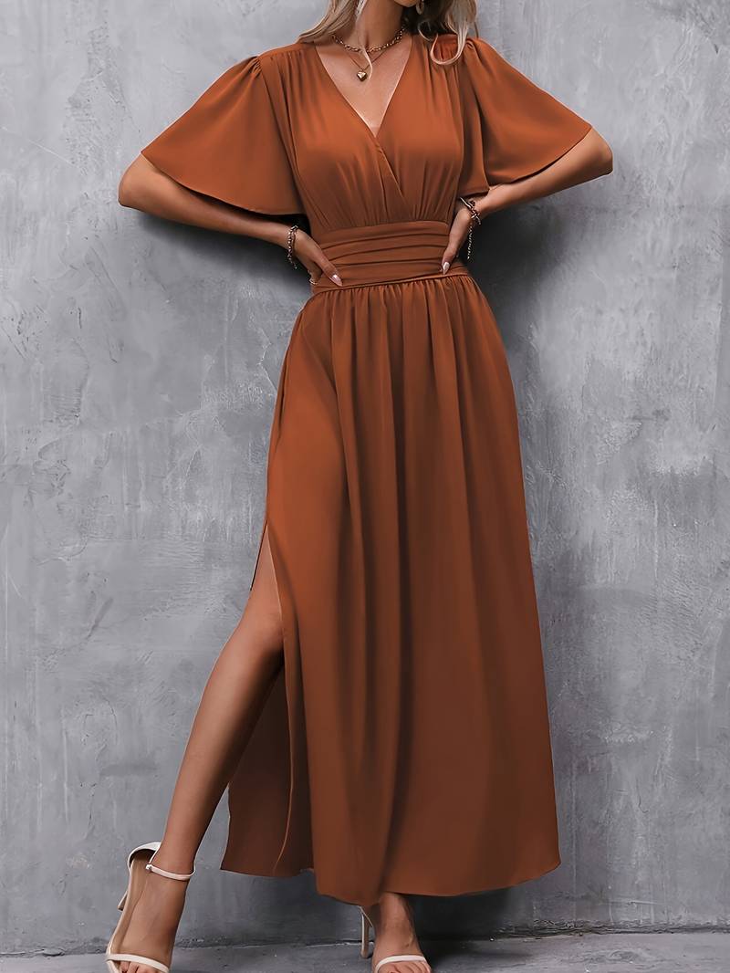 Ademende lange dames zomerjurk met elegante split. Ideaal als comfortabele casual jurk of chique feestjurk voor de lente.