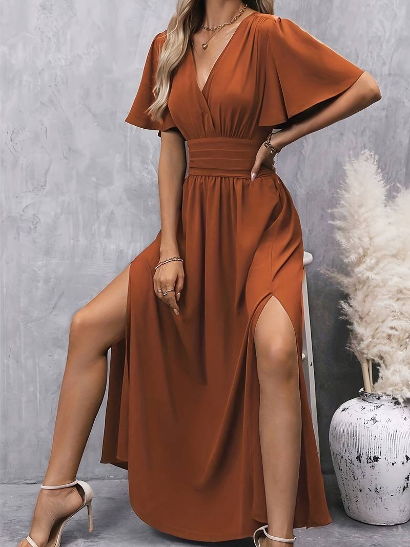 Romantische lange karamelkleurige jurk met split, perfecte dames zomerjurk voor elegante gelegenheden.