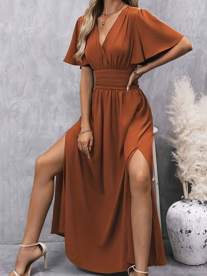 Romantische lange karamelkleurige jurk met split, perfecte dames zomerjurk voor elegante gelegenheden.