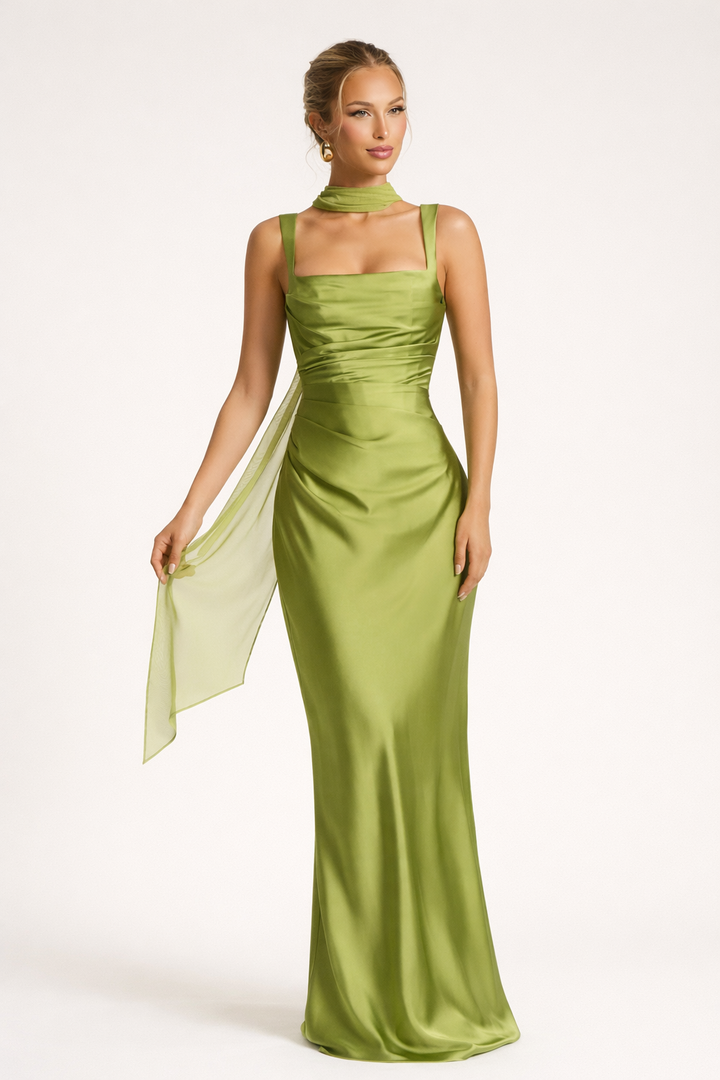 Elegante lange damesjurk met slanke pasvorm, perfect voor avonden en feesten. Stijlvol en mouwloos design.