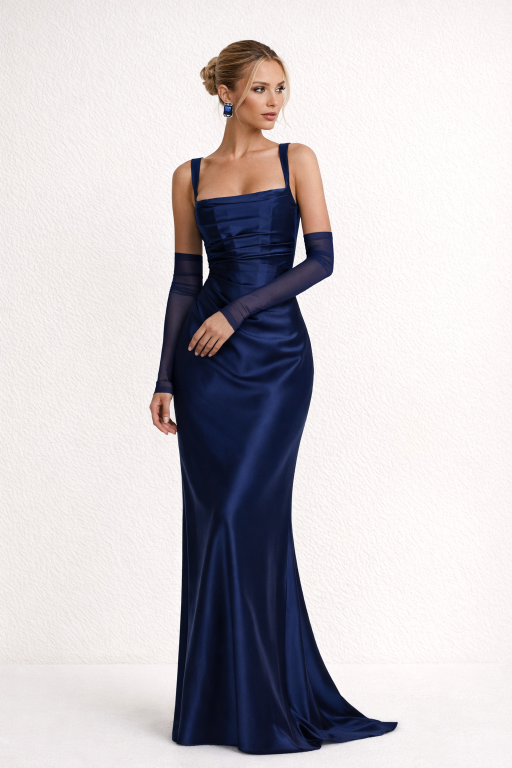 Mouwloze elegante lange damesjurk met slanke pasvorm. Veelzijdig als zomerjurk, avondjurk of feestjurk.