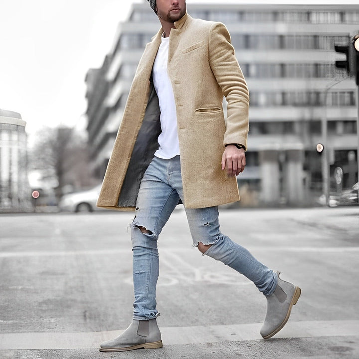 Veelzijdige heren overjas, lang model geschikt voor zowel casual als formele gelegenheden. Essentiële herenmode.