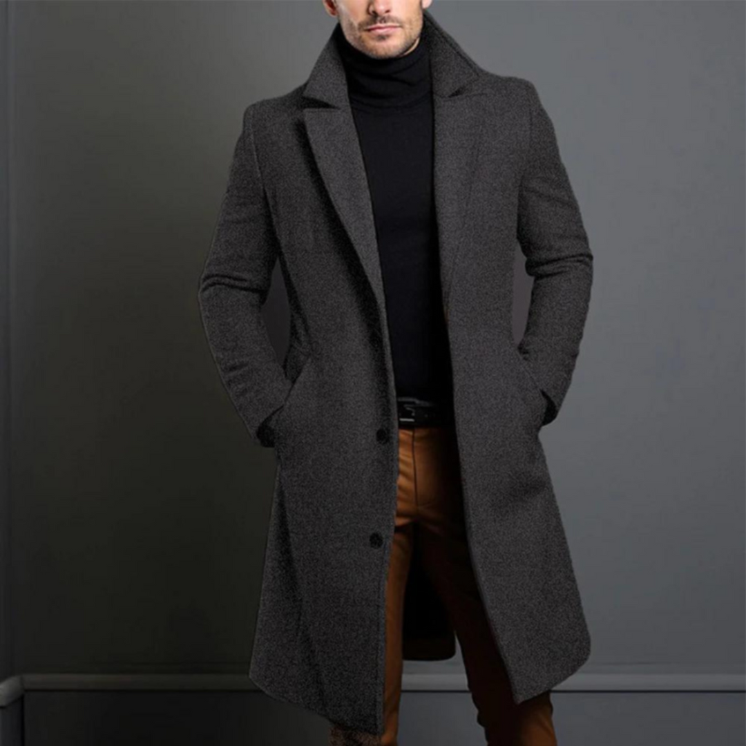 Heren winter trenchcoat in tijdloze klassieke stijl, ideaal voor een elegante zakelijke look.