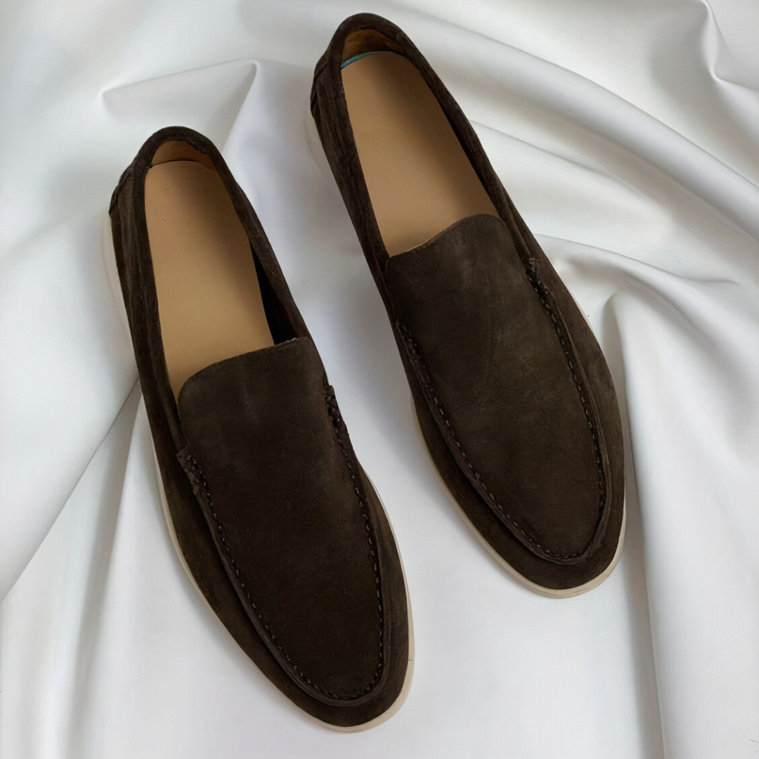 "Elegante leren heren loafers, blauw, met modern design en klassieke charme, ideale combinatie van stijl en comfort."