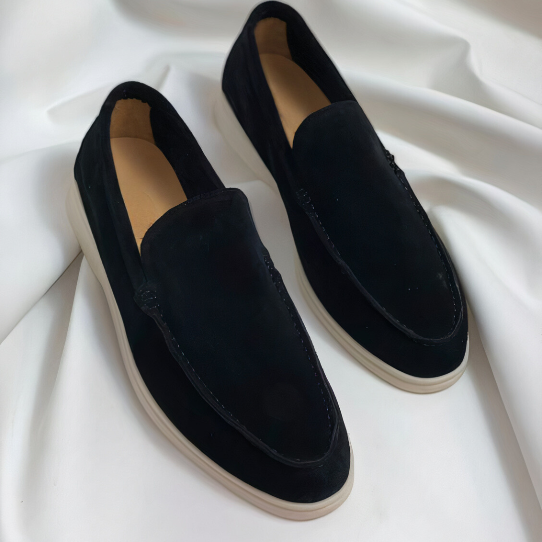"Elegante leren heren loafers, blauw, met modern design en klassieke charme, ideale combinatie van stijl en comfort."