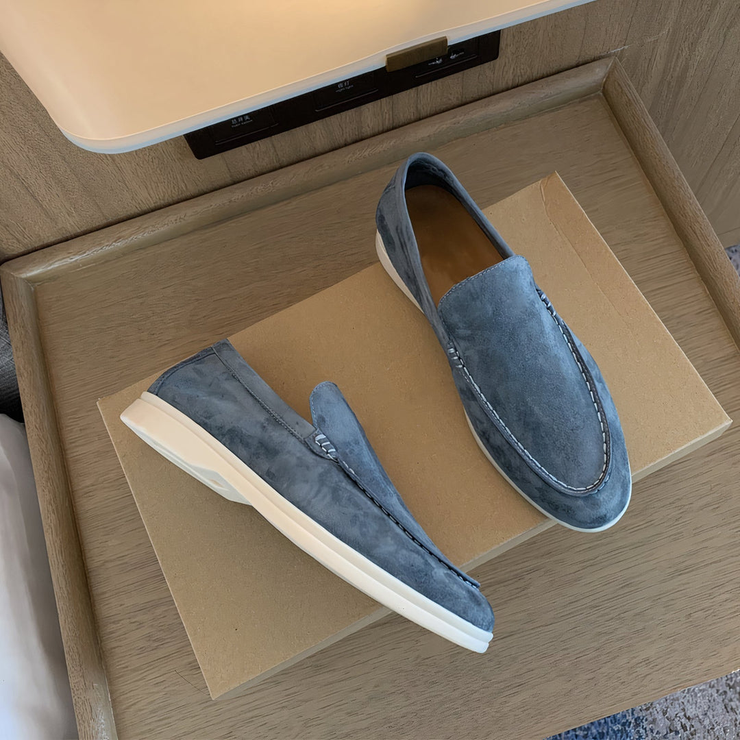 "Elegante leren heren loafers, blauw, met modern design en klassieke charme, ideale combinatie van stijl en comfort."