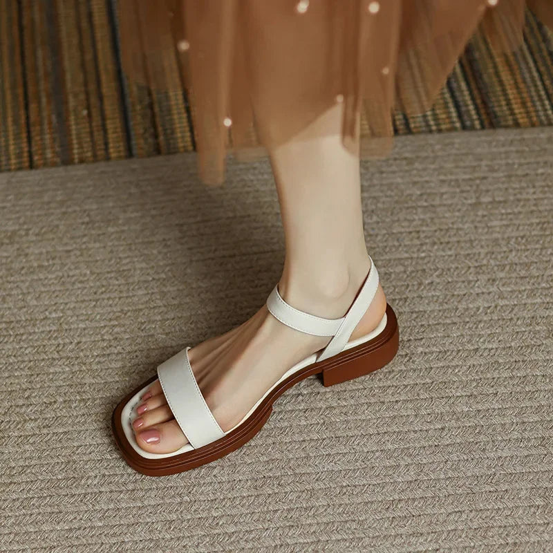 Elegante leren sandalen voor vrouwen, minimalistisch design in beige, kastanjebruin en zwart; comfort voor elke gelegenheid.