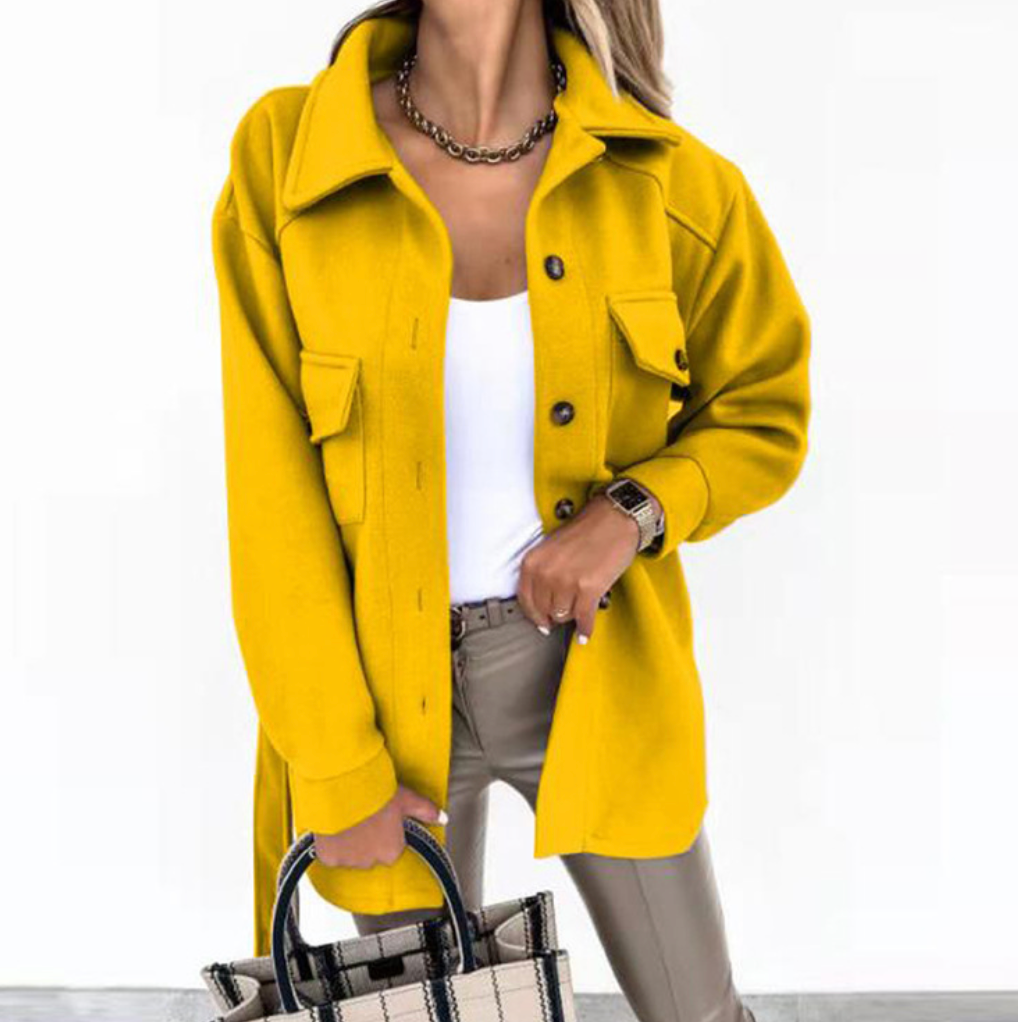 Dames zomerjas detail: ademende stof, elegant design en praktische zakken, ideaal voor vrouwen.