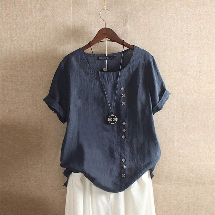 Blouse dames blauw, korte mouw, knoopsluiting, elegante uitstraling.