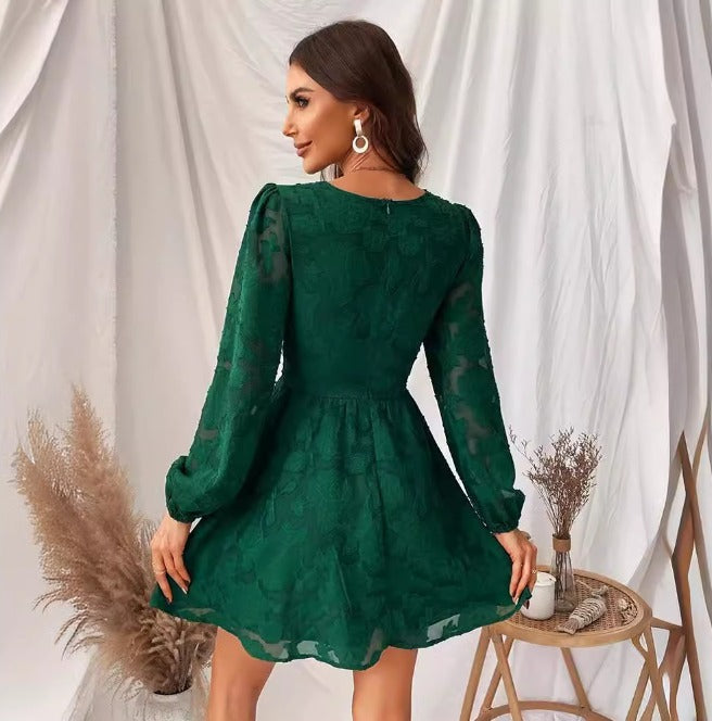 "Elegante Lotte satijnen jurk, korte pofmouwen, V-hals, vrouwelijke uitstraling, diverse kleuren beschikbaar."