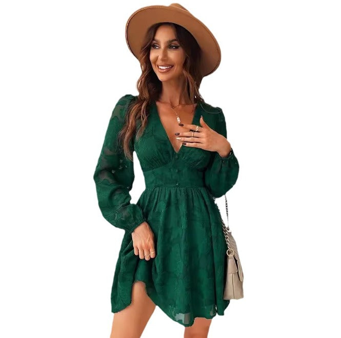 "Elegante Lotte satijnen jurk, korte pofmouwen, V-hals, vrouwelijke uitstraling, diverse kleuren beschikbaar."