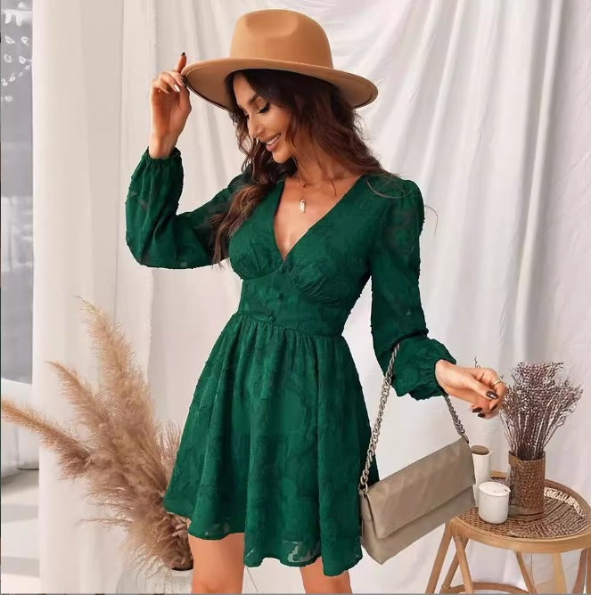 "Elegante Lotte satijnen jurk, korte pofmouwen, V-hals, vrouwelijke uitstraling, diverse kleuren beschikbaar."