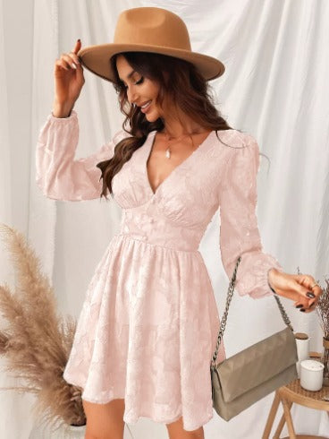 "Elegante Lotte satijnen jurk, korte pofmouwen, V-hals, vrouwelijke uitstraling, diverse kleuren beschikbaar."