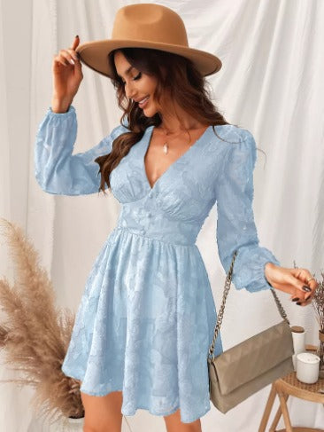 "Elegante Lotte satijnen jurk, korte pofmouwen, V-hals, vrouwelijke uitstraling, diverse kleuren beschikbaar."