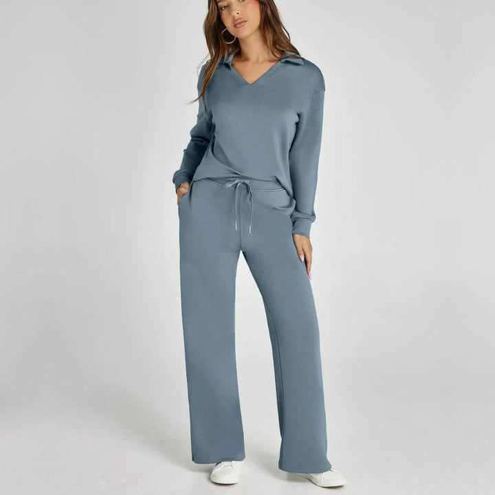 "Elegante loungewear set voor dames met off-shoulder sweater en perfect passende broek, trendy en comfortabel zichtbaar."