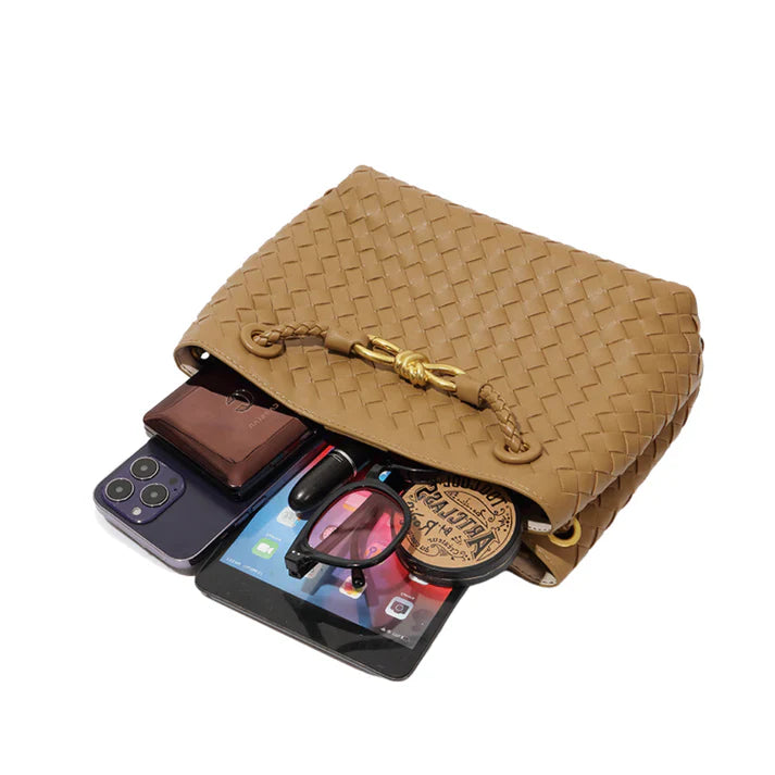 "Elegante Lucia schoudertas in beige, met duurzaam ontwerp en ruim interieur, stijlvolle keuze voor dames."