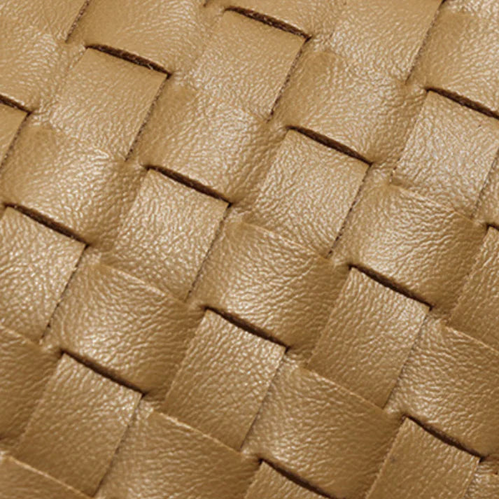 "Elegante Lucia schoudertas in beige, met duurzaam ontwerp en ruim interieur, stijlvolle keuze voor dames."