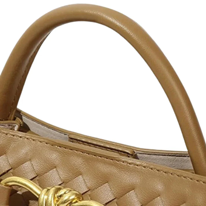 "Elegante Lucia schoudertas in beige, met duurzaam ontwerp en ruim interieur, stijlvolle keuze voor dames."