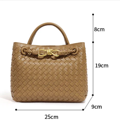 "Elegante Lucia schoudertas in beige, met duurzaam ontwerp en ruim interieur, stijlvolle keuze voor dames."