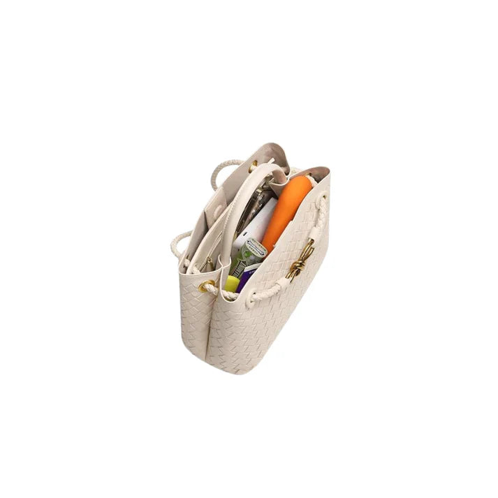 "Elegante Lucia schoudertas in beige, met duurzaam ontwerp en ruim interieur, stijlvolle keuze voor dames."