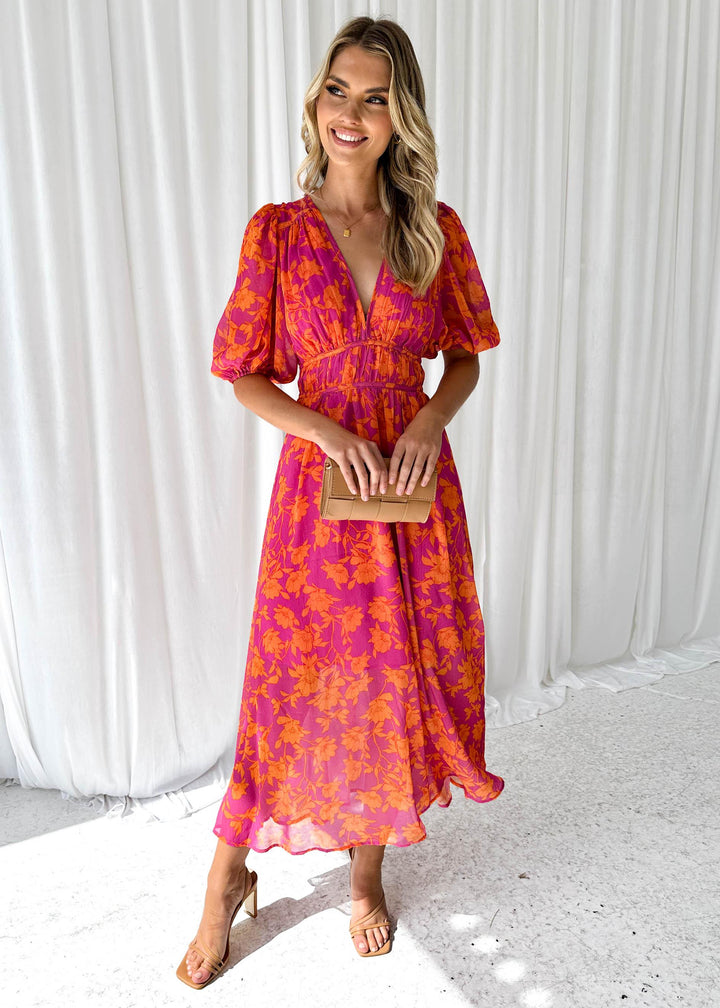 Maxi jurk met V-hals en bloemenprint, luchtige zomerlook, vrouwelijke uitstraling, perfect voor elke gelegenheid.