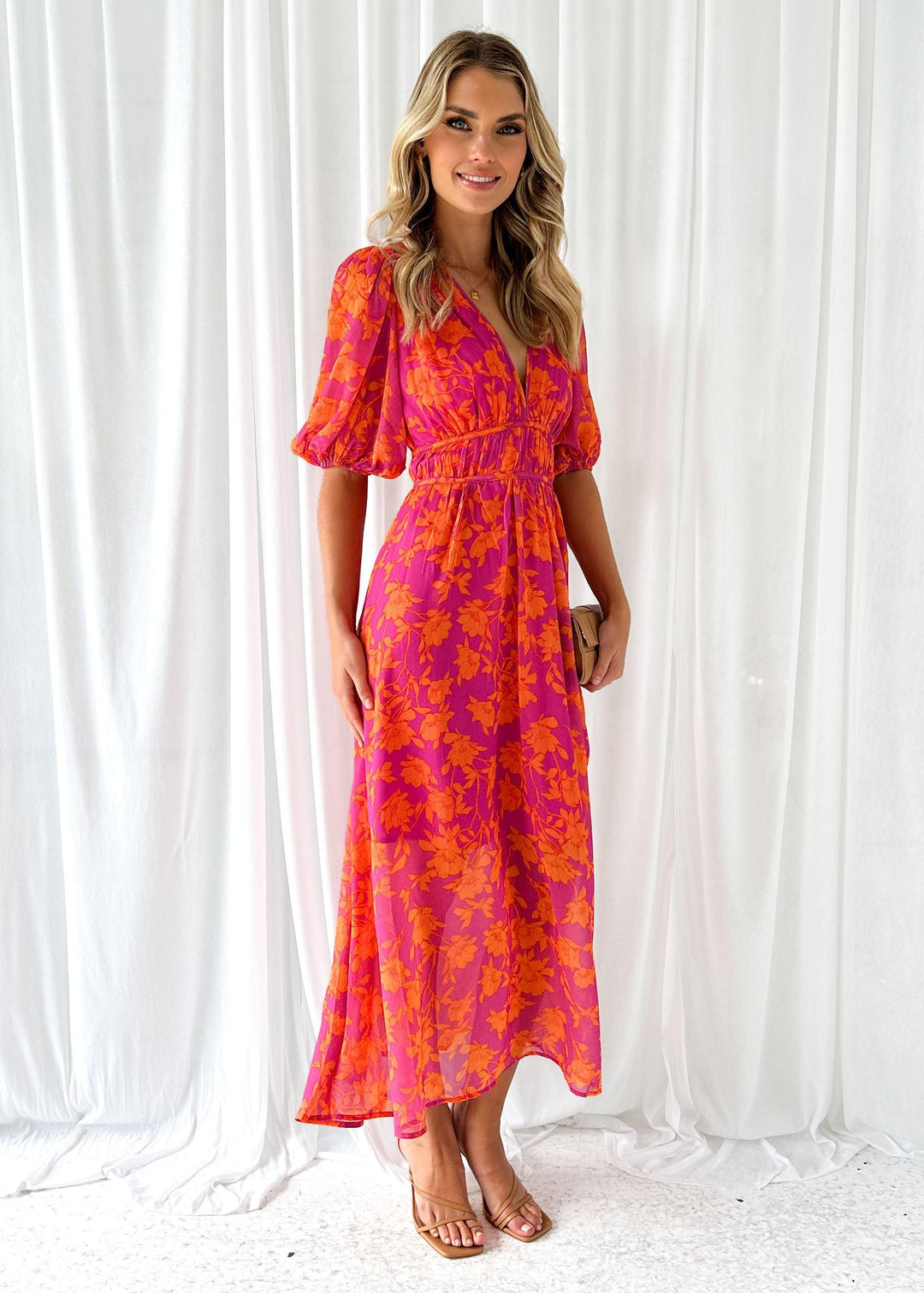 Maxi jurk met V-hals en bloemenprint, luchtige zomerlook, vrouwelijke uitstraling, perfect voor elke gelegenheid.