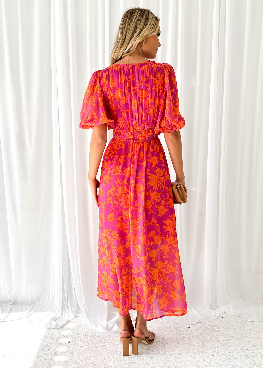 Maxi jurk met V-hals en bloemenprint, luchtige zomerlook, vrouwelijke uitstraling, perfect voor elke gelegenheid.