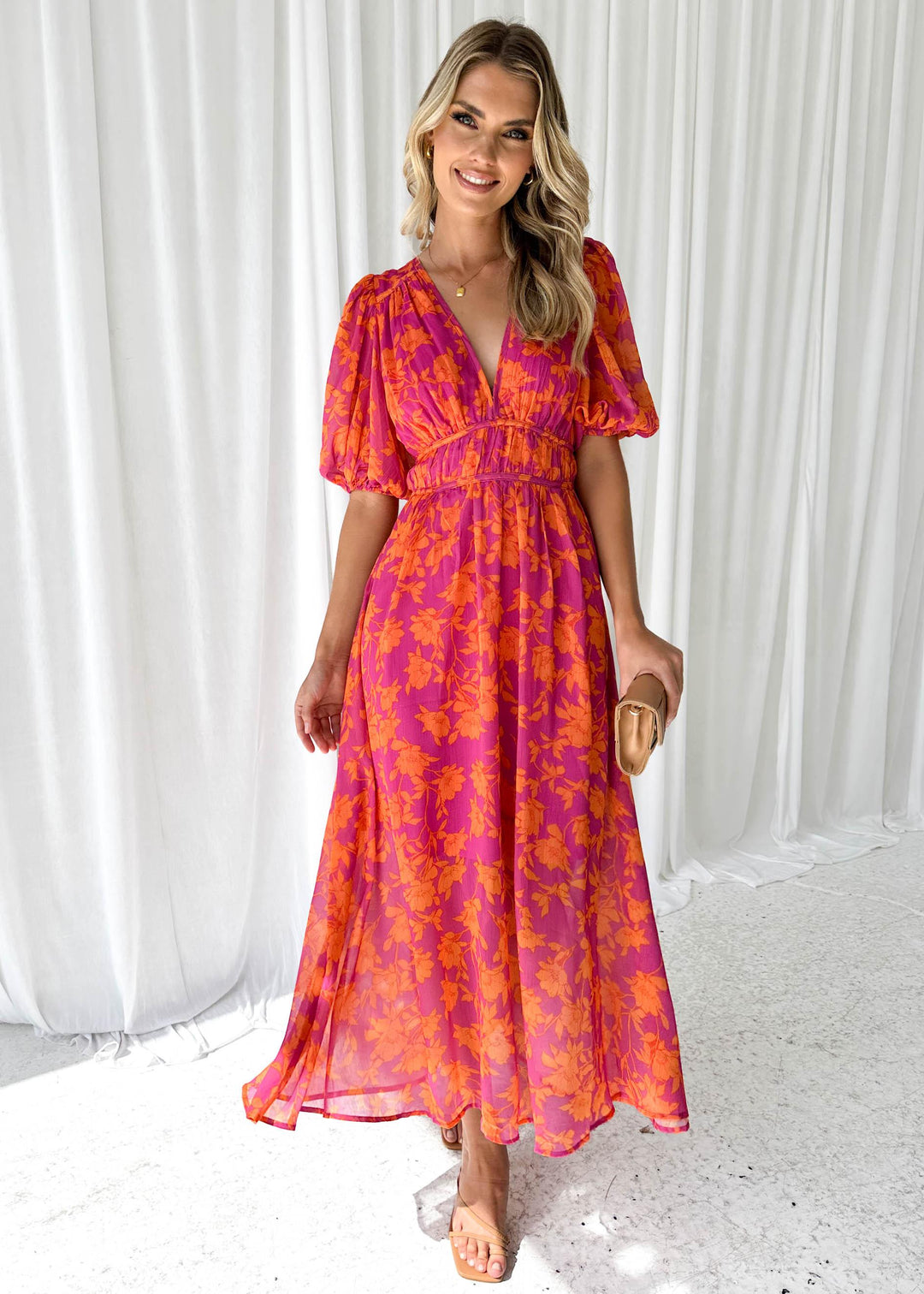 Maxi jurk met V-hals en bloemenprint, luchtige zomerlook, vrouwelijke uitstraling, perfect voor elke gelegenheid.