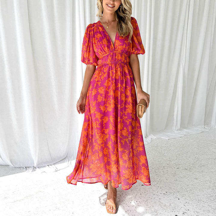 Maxi jurk met V-hals en bloemenprint, luchtige zomerlook, vrouwelijke uitstraling, perfect voor elke gelegenheid.