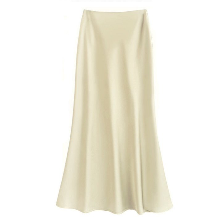 Detailfoto van de subtiele glans en vloeiende stof van deze elegante midi damesrok. Trendy mode.