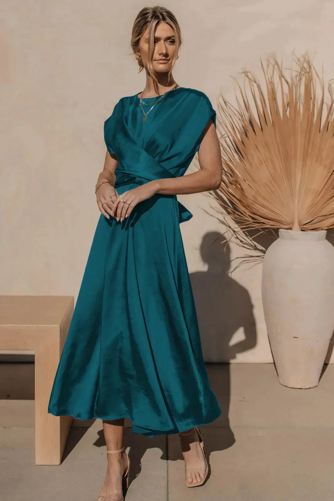 Dames galajurk in midi model, elegante en chique feestjurk. Flatterende pasvorm voor vrouwenmode.