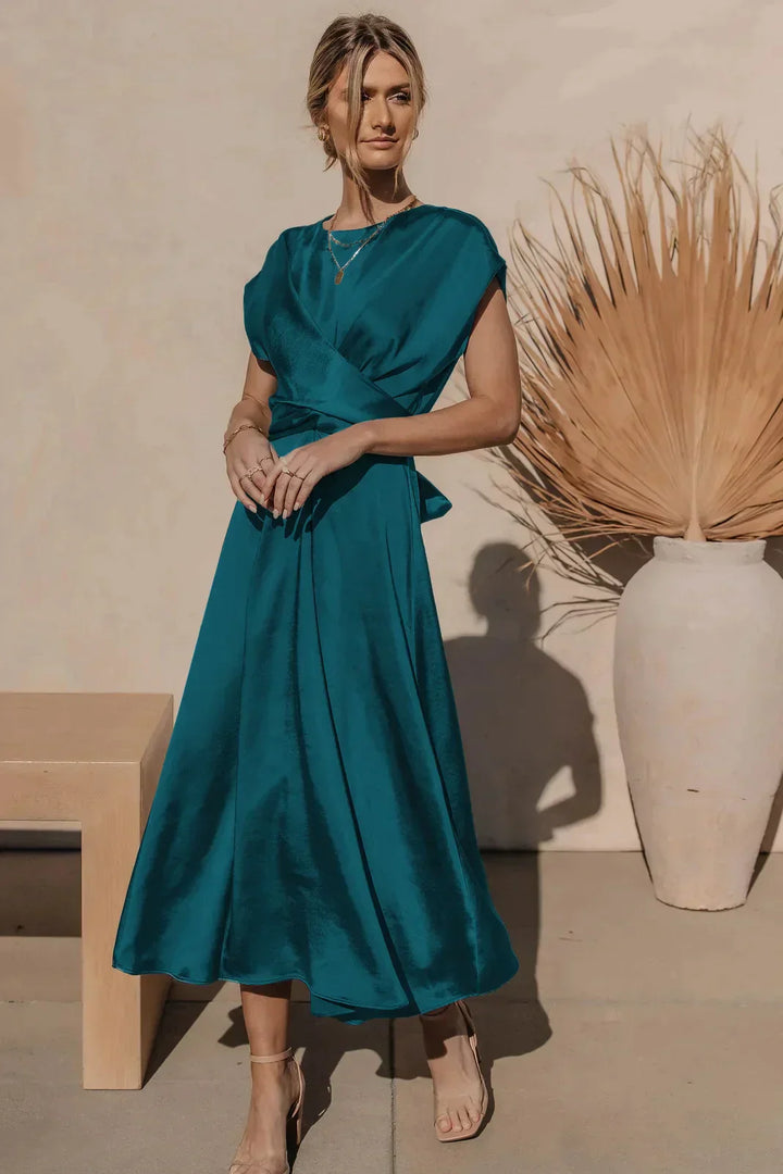 Dames galajurk in midi model, elegante en chique feestjurk. Flatterende pasvorm voor vrouwenmode.