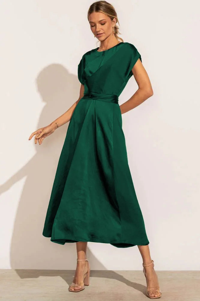 Flatterende dames midijurk, ideaal als galajurk of stijlvolle feestjurk voor vrouwen. Vrouwenmode.