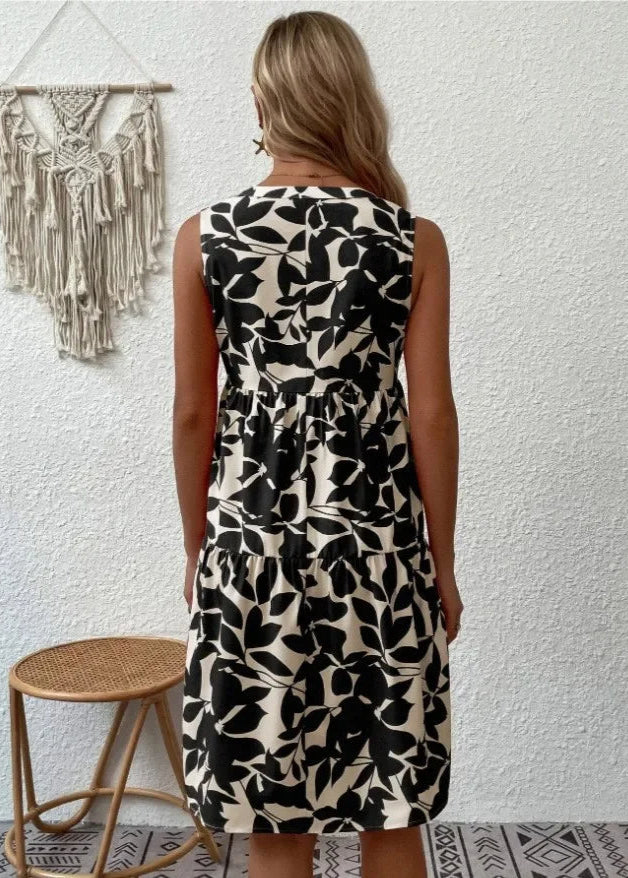 Elegante midi-jurk met V-hals, zomerse bloemenprint, luchtige stof, mouwloos, ideaal voor warme dagen en stijlvolle uitstrali