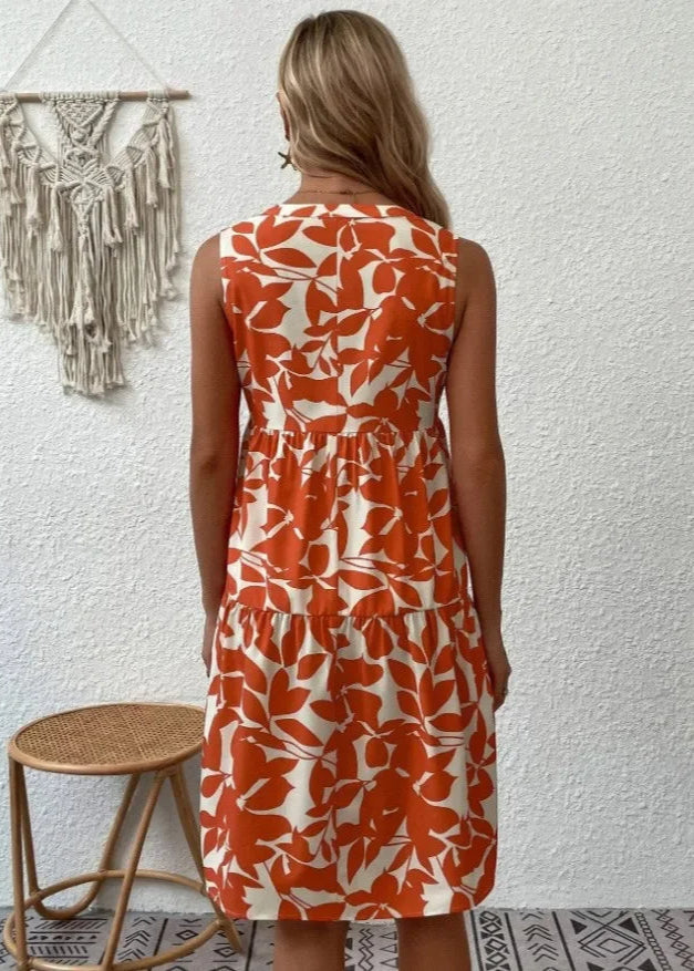 Elegante midi-jurk met V-hals, zomerse bloemenprint, luchtige stof, mouwloos, ideaal voor warme dagen en stijlvolle uitstrali