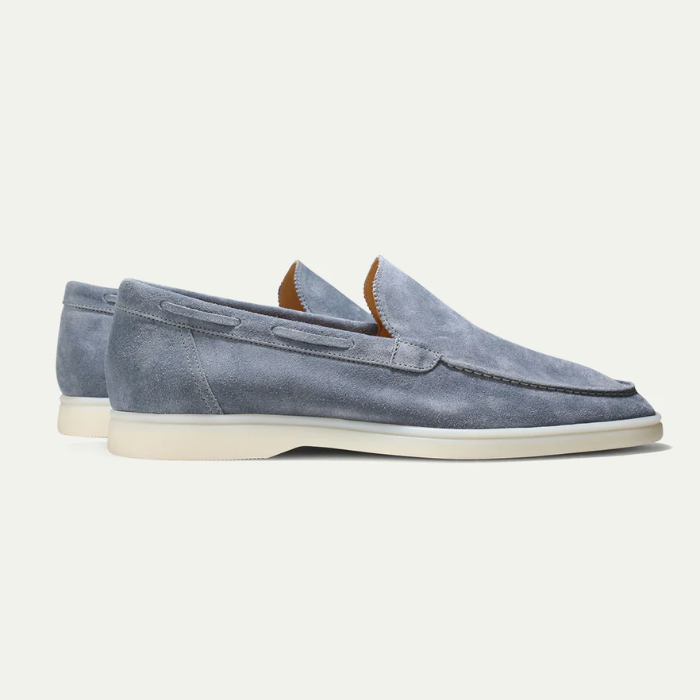 "Elegante Milan suède loafers voor heren in zacht bruin, met minimalistische afwerking en comfortabele pasvorm."
