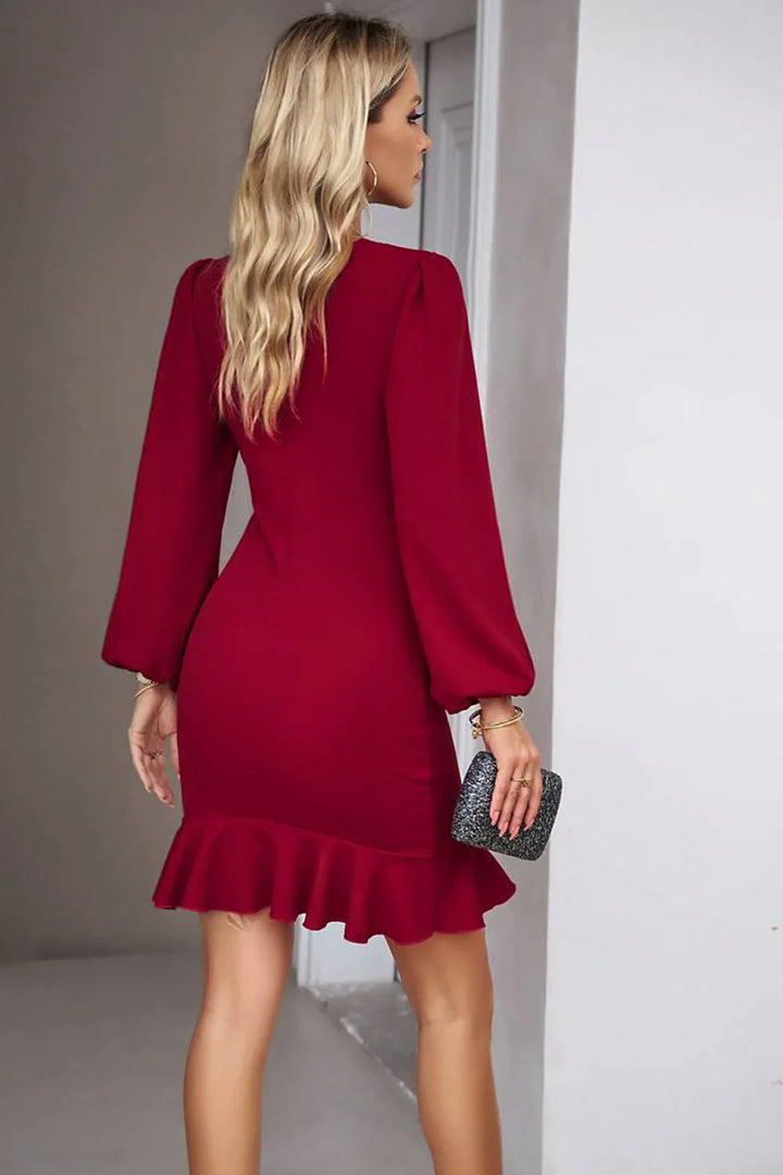 Trendy gala jurk voor dames, korte lengte met opvallende puff mouwen en vrouwelijke pasvorm.