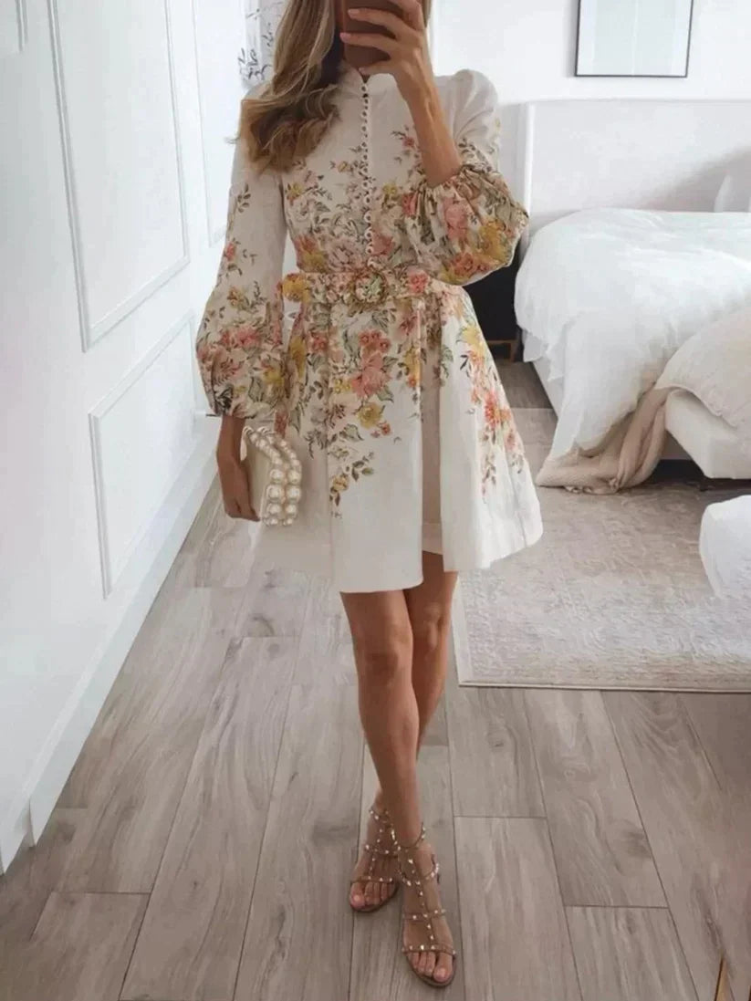 "Elegante mini-jurk met knoopsluiting, vrouwelijke stijl, chique en modern, perfect voor speciale gelegenheden."