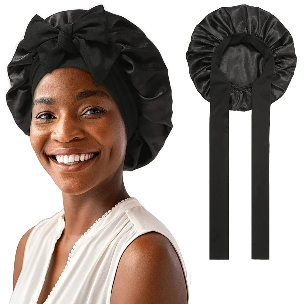 "Elegante moerbeizijden slaapmuts voor vrouwen met verstelbare band, close-up op luxe materiaal en satijnen afwerking."
